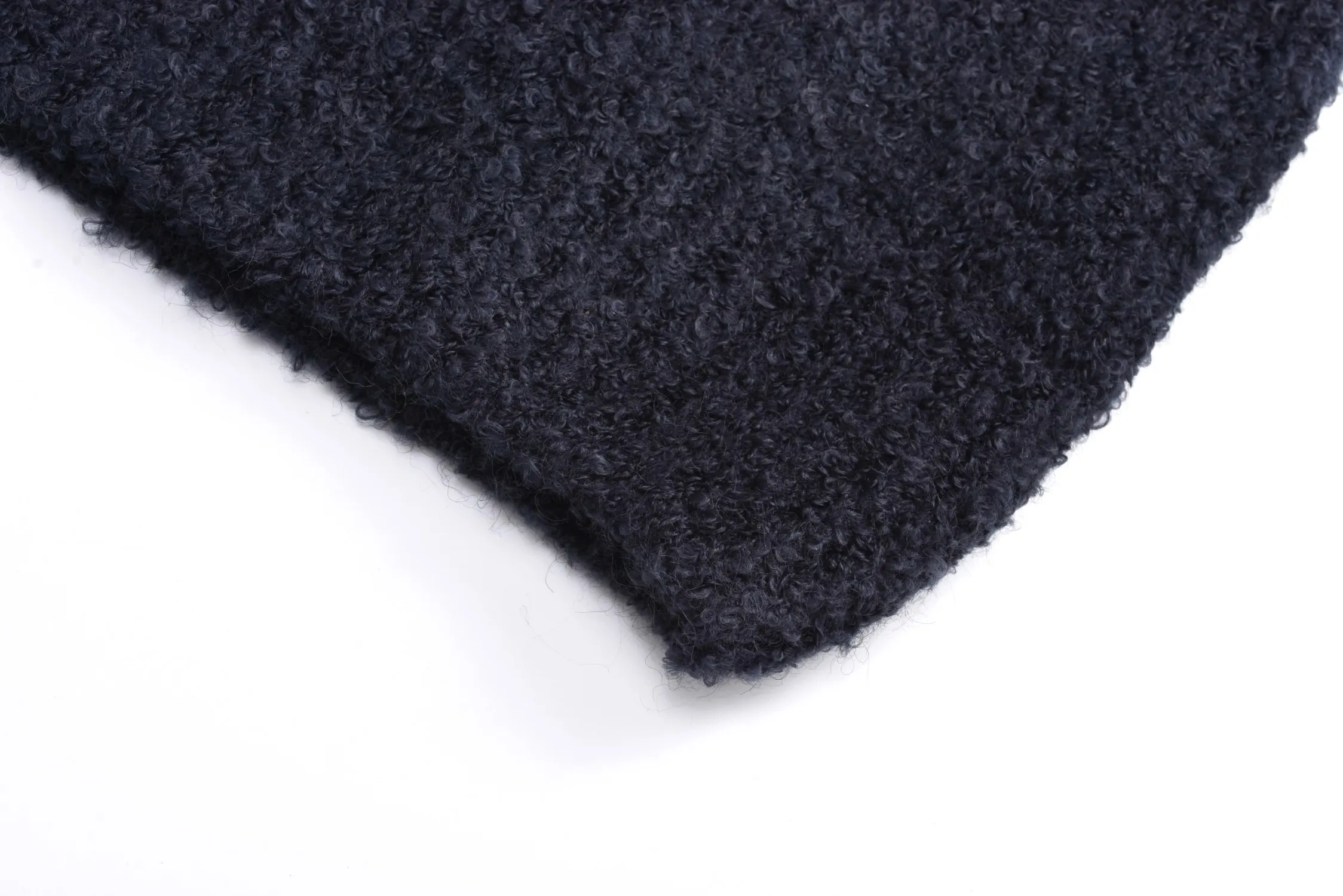 🅿️500 1v 22FW Mirror Logo Intarsia Sweater (Night Blue) Originally purchased for RMB 10,300, it is custom-woven and dyed 60% sheep wool night blue and black wool loop yarn. The loop yarn is black in night blue and has high ductility and good elasticity. It is different from the non-elastic version on the market. The special washing process is very crisp. It is soft and skin-friendly, with 3-needle knitting technology. The thickness of each stitch of the intarsia on the clothing logo is the same as the original. The logo on the back is a mirror intarsia. The upper body is skin-friendly and versatile. It is an autumn and winter item that can be worn in front of others. It is a powerful autumn and winter item. Size:S-M-L